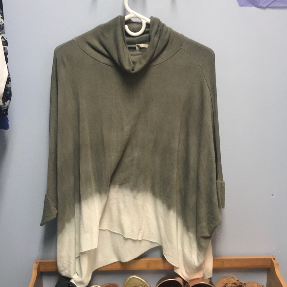 GREENISH GREY FADE WHITE CUFFED NECK FLOWY BLOUSE